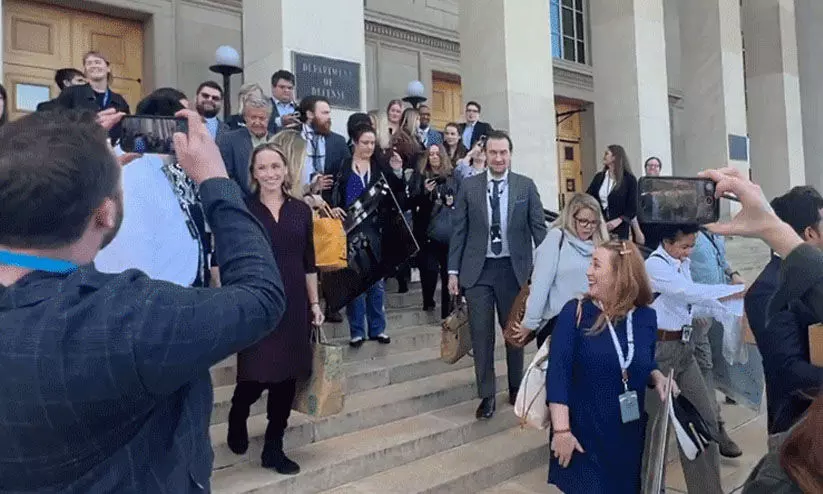 ‘ഇത് പത്ര സ്വാതന്ത്ര്യത്തിന്റെ ഇരുണ്ട ദിനം’:   ട്രംപിന്റെ മാധ്യമ നയത്തിൽ ഒപ്പിടാതെ പെന്റഗണിൽ നിന്ന് മാധ്യമപ്രവർത്തകരുടെ ഇറങ്ങിപ്പോക്ക്