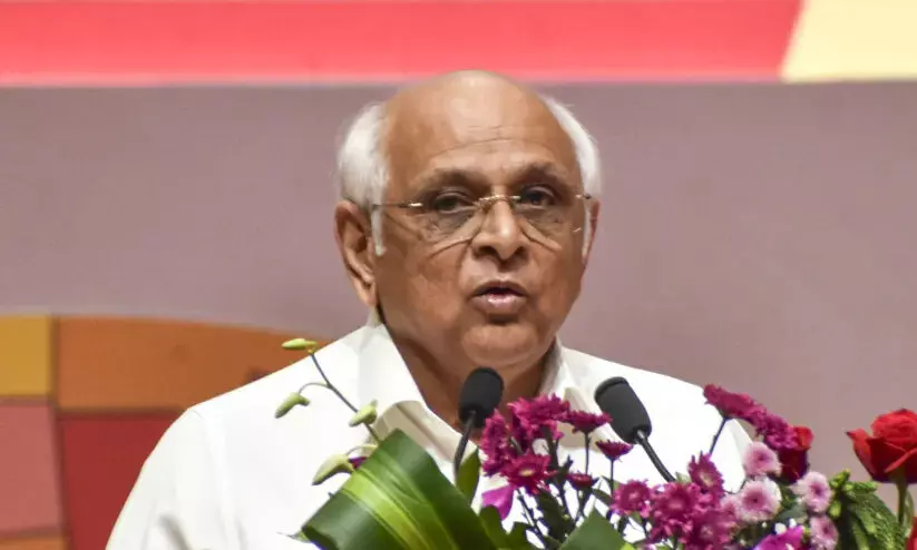 ഗുജറാത്തിലെ 16 മന്ത്രിമാരും രാജിവെച്ചു; പുതിയ മന്ത്രിസഭ നാളെ നിലവിൽ വരും ഗുജറാത്തിലെ 16 മന്ത്രിമാരും രാജിവെച്ചു; പുതിയ മന്ത്രിസഭ നാളെ നിലവിൽ വരും