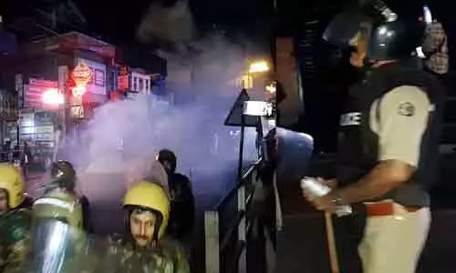 കൈയിൽ ടിയർ ഗ്യാസ് ഷെല്ലുമായി ഡിവൈ.എസ്.പി; ഷാഫി പറമ്പിലിന് മർദനമേറ്റ പേരാമ്പ്ര സംഘർഷത്തിലെ ആറ് വിഡിയോകൾ പുറത്തുവിട്ട് കോൺഗ്രസ്