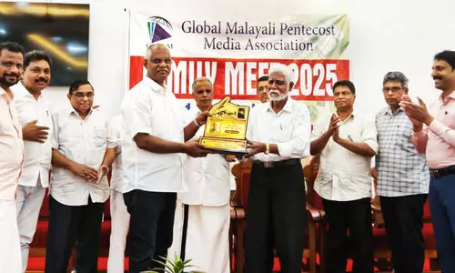 ഗ്ലോ​ബ​ൽ മീ​ഡി​യ സാ​ഹി​ത്യ അ​വാ​ർ​ഡ് സ​മ്മാ​നി​ച്ചു