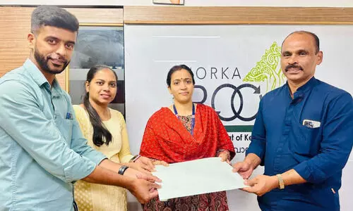 നോ​ർ​ക്ക കെ​യ​ർ ഇ​ൻ​ഷു​റ​ൻ​സ്; അ​പേ​ക്ഷ​ക​ൾ കൈ​മാ​റി