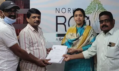 നോ​ർ​ക്ക തി​രി​ച്ച​റി​യ​ൽ കാ​ർ​ഡി​നു​ള്ള അ​പേ​ക്ഷ​ കൈ​മാ​റി