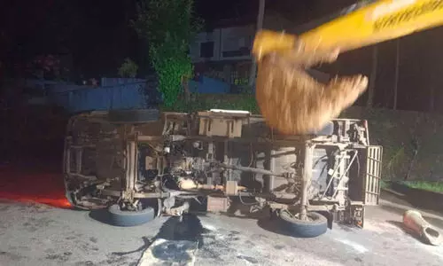 പാനീയ കമ്പനിയുടെ വാഹനം മറിഞ്ഞു