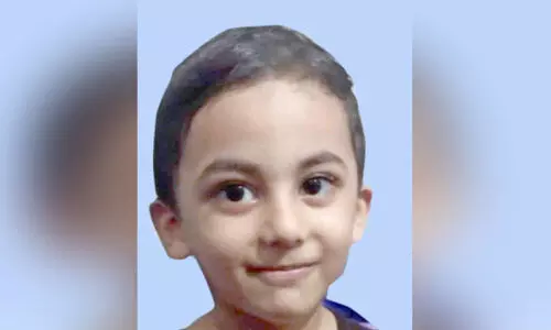 വീടിന് മുന്നിൽ സ്കൂൾ വാൻ ഇടിച്ച് മൂന്നു വയസ്സുകാരന് ദാരുണാന്ത്യം വീടിന് മുന്നിൽ സ്കൂൾ വാൻ ഇടിച്ച് മൂന്നു വയസ്സുകാരന് ദാരുണാന്ത്യം