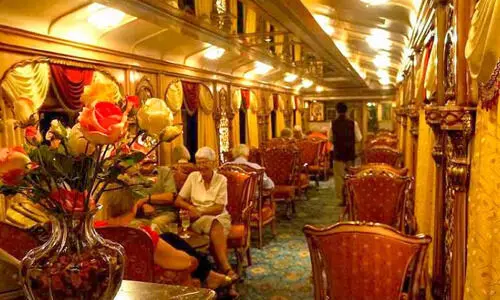 വിദേശികളുമായി ഗോൾഡൻ ചാരിയറ്റ് ട്രെയിൻ വിദേശികളുമായി ഗോൾഡൻ ചാരിയറ്റ് ട്രെയിൻ