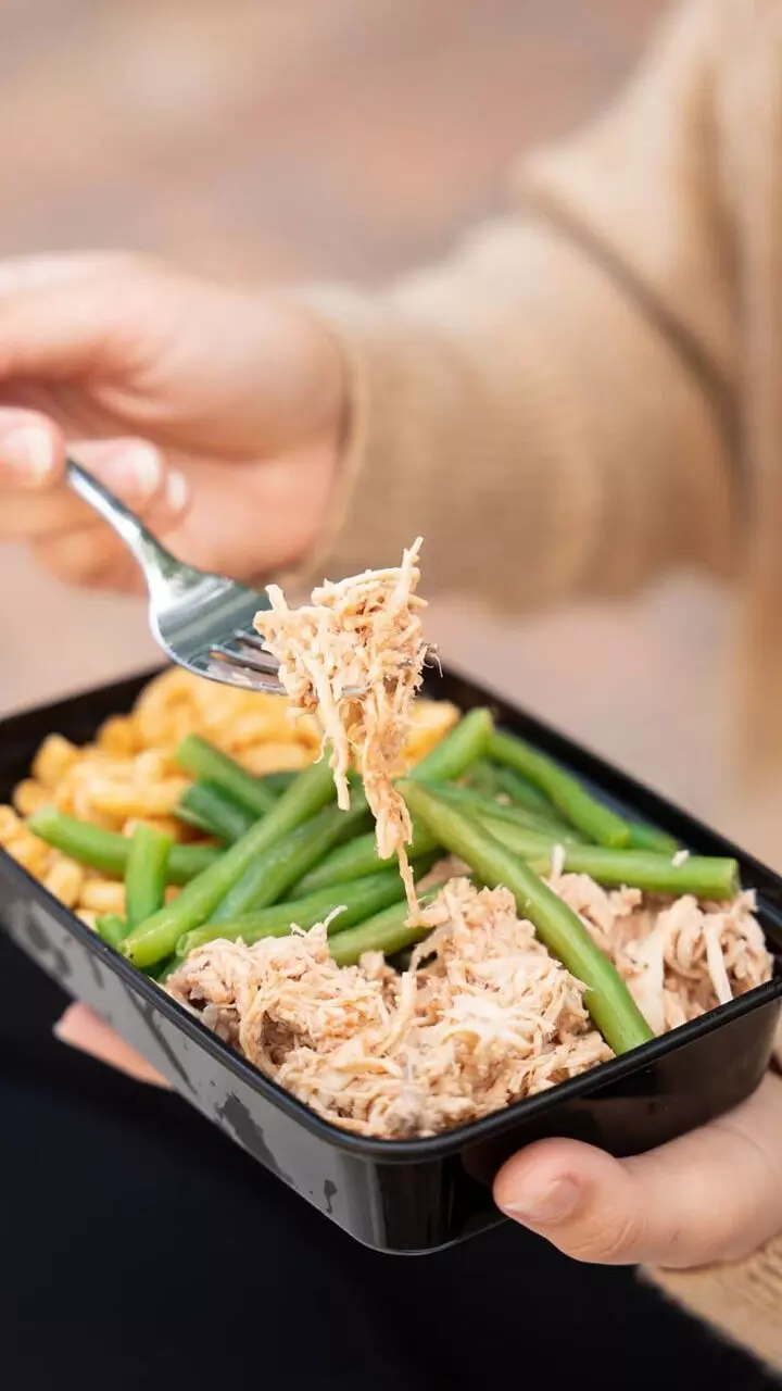 പാർസൽ ഭക്ഷണം കിട്ടുന്നത് കറുത്ത പ്ലാസ്റ്റിക് പാത്രങ്ങളിലാണോ? ഇവ ശ്രദ്ധിച്ചോളൂ..