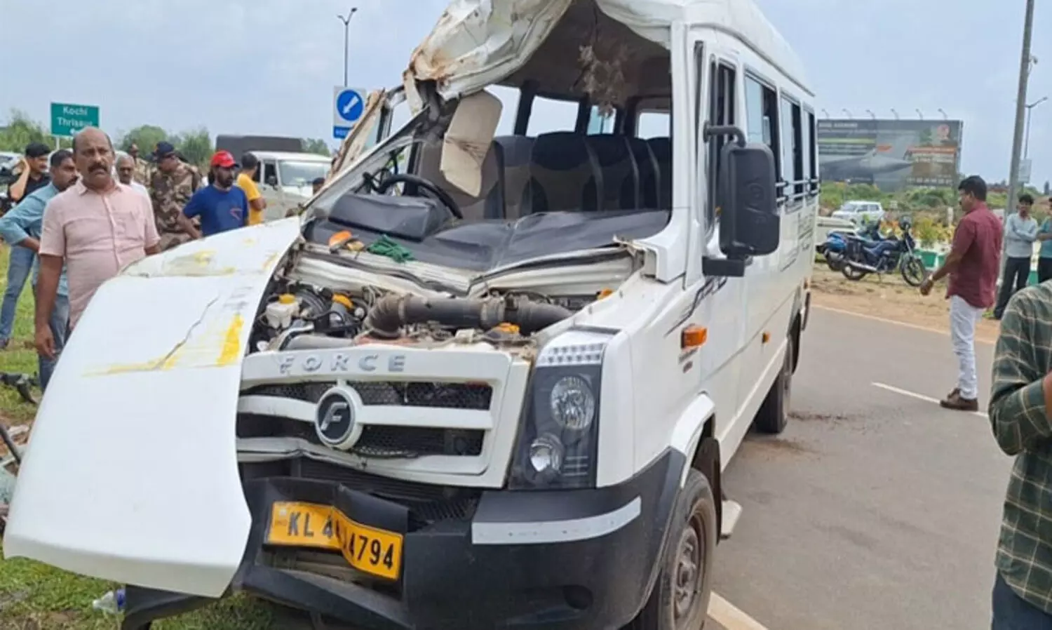 അങ്കമാലിയിൽ സി.ഐ.എസ്.എഫ് ജവാൻമാർ സഞ്ചരിച്ച വാൻ മറിഞ്ഞ് 20 പേർക്ക് പരിക്ക്