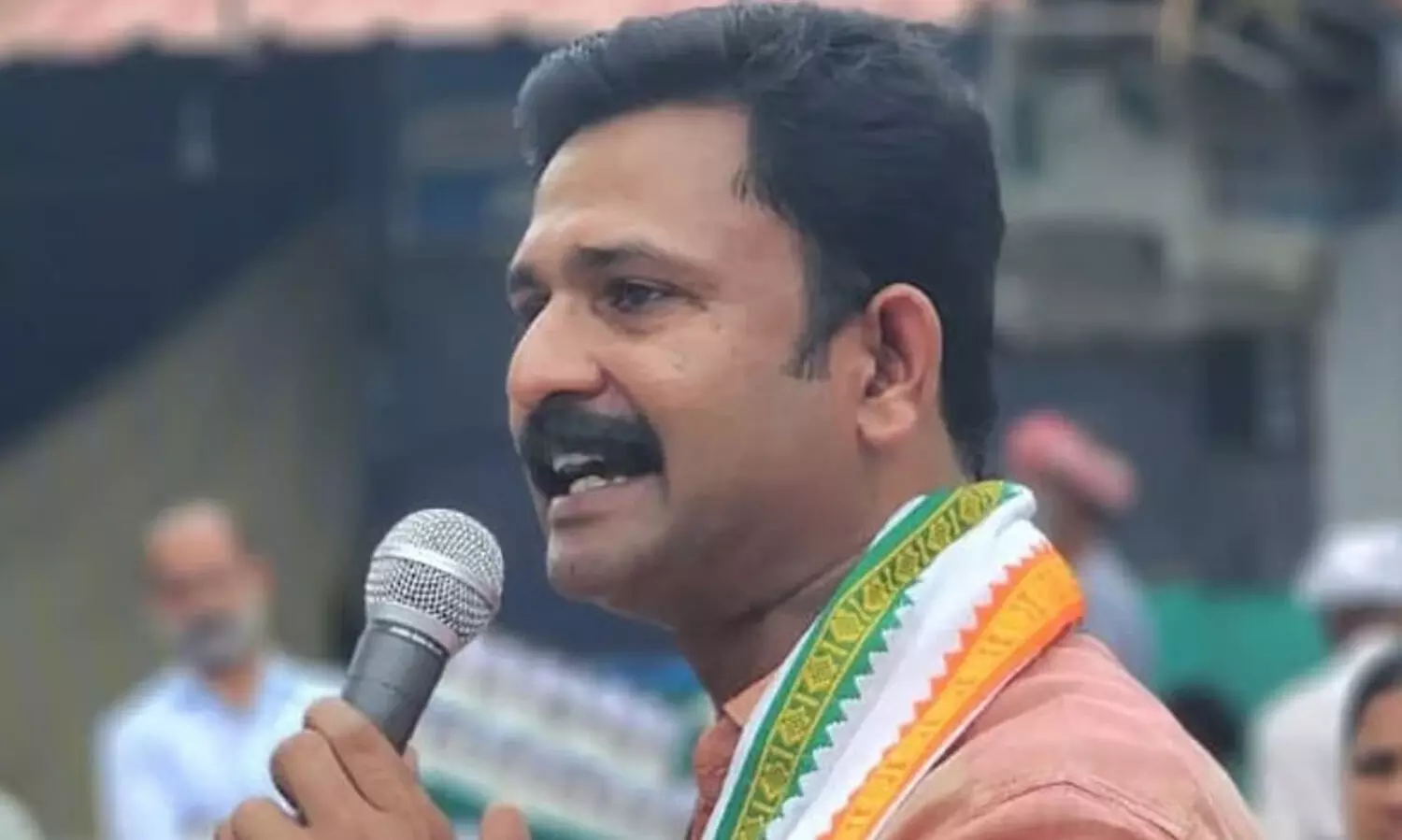 ശിരോവസ്ത്ര നിരോധനം കത്തിക്കുന്നതിൽ മൂന്നുകൂട്ടർ കുറ്റക്കാരെന്ന് ഡോ. ജിന്റോ ജോൺ; ‘ഇന്ന് വസ്ത്രം പോലും സമരായുധം, ഇതേ തലമുണ്ടിനല്ലേ വടക്കോട്ട് ഒന്നിച്ച് പോരാടുന്നത്?