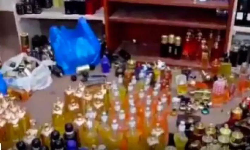 ജലീബ് അൽ ഷുയൂഖിൽ വ്യാജ പെർഫ്യൂം ഫാക്ടറി; മൂന്ന് പ്രവാസികൾ പിടിയിൽ ജലീബ് അൽ ഷുയൂഖിൽ വ്യാജ പെർഫ്യൂം ഫാക്ടറി; മൂന്ന് പ്രവാസികൾ പിടിയിൽ