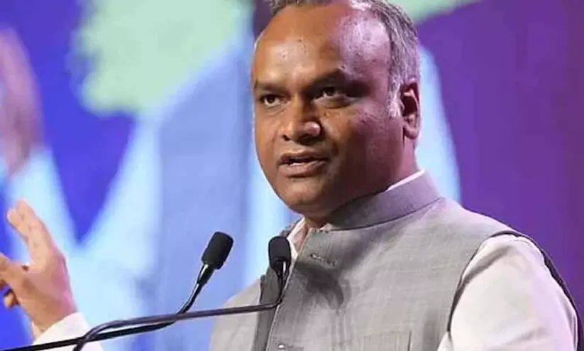 ബി.ജെ.പി സർക്കാറിന്റെ സർക്കുലർ പുറത്തുവിട്ട് മന്ത്രി പ്രിയങ്ക് ഖാർഗെ ബി.ജെ.പി സർക്കാറിന്റെ സർക്കുലർ പുറത്തുവിട്ട് മന്ത്രി പ്രിയങ്ക് ഖാർഗെ