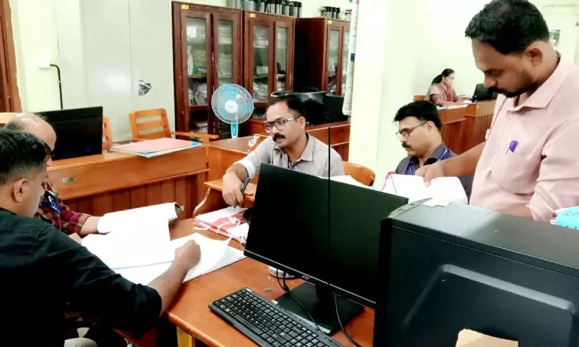 ഉളിക്കൽ പഞ്ചായത്ത് ഓഫിസിൽ വിജിലൻസ് പരിശോധന; കൈക്കൂലി ഇടപാട് കണ്ടെത്തി ഉളിക്കൽ പഞ്ചായത്ത് ഓഫിസിൽ വിജിലൻസ് പരിശോധന; കൈക്കൂലി ഇടപാട് കണ്ടെത്തി