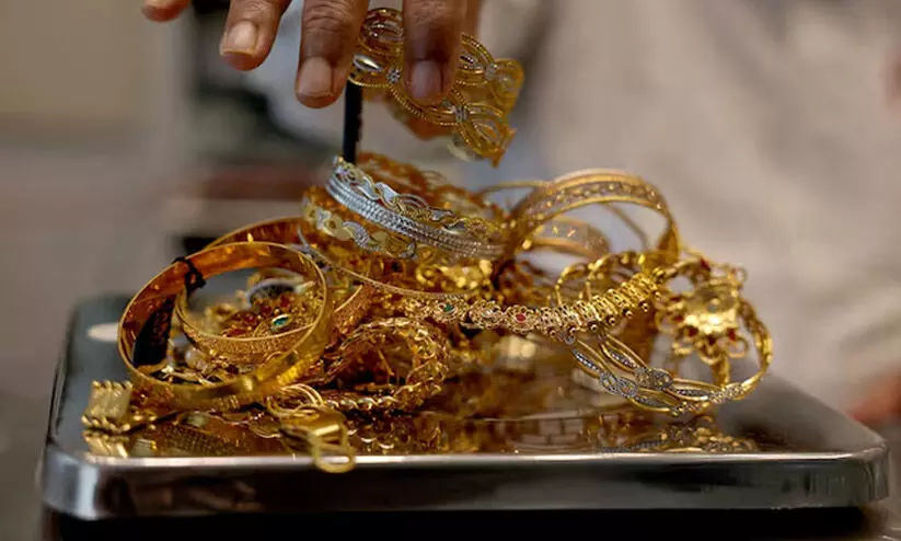 ഡിമാൻഡും വിലയും റെക്കോഡിൽ; കോടികൾ കീശയിലാക്കി സ്വർണക്കടത്തുകാർ ഡിമാൻഡും വിലയും റെക്കോഡിൽ; കോടികൾ കീശയിലാക്കി സ്വർണക്കടത്തുകാർ