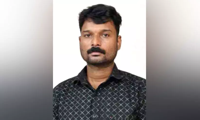 ലോറി തടഞ്ഞ് പണപ്പിരിവ്; ആർ.ടി ഓഫിസ് മുൻ ഡ്രൈവർ പിടിയിൽ ലോറി തടഞ്ഞ് പണപ്പിരിവ്; ആർ.ടി ഓഫിസ് മുൻ ഡ്രൈവർ പിടിയിൽ