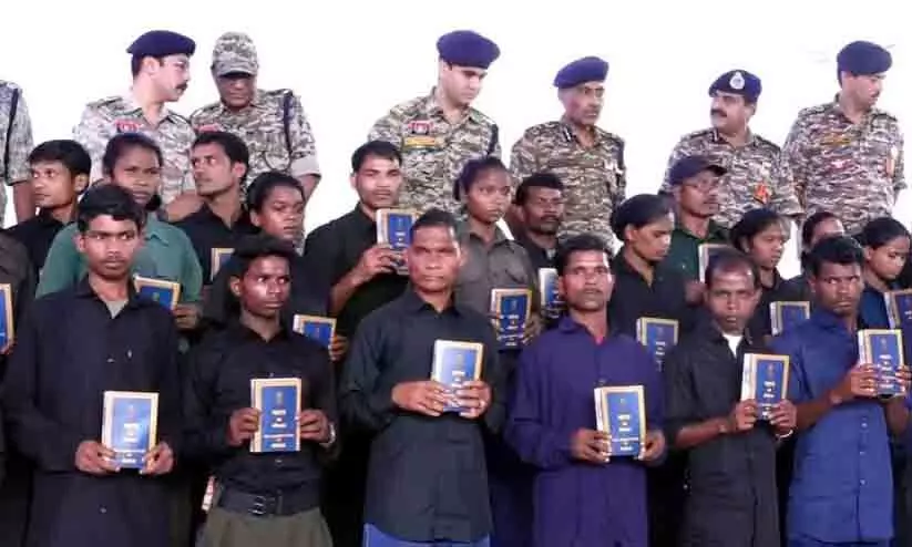 Maoists,Surrender,Chhattisgarh,Naxalites,Left-wing extremism, മാവോവാദി, കീഴടങ്ങൽ, നക്സൽ