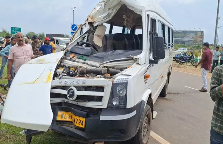 അങ്കമാലിയിൽ സി.ഐ.എസ്.എഫ് ജവാൻമാർ സഞ്ചരിച്ച വാൻ മറിഞ്ഞ് 20 പേർക്ക് പരിക്ക്