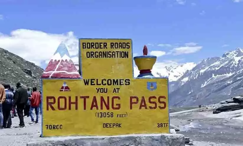 Death Road,Iceberg,Frozen path,Treacherous journey,Icy cliffs, റോത്തങ് പാസ്, മണാലി, താജ്മഹൽ, സ്പിതി വാലി, പഹൽഗാം