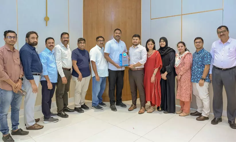 Jeddah Indian Media Forums gift to Hajj Consul Muhammad Abdul Jalil