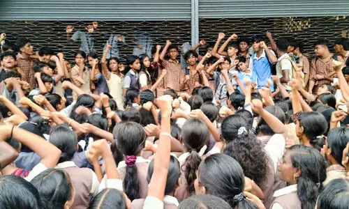 പ​രി​ഹ​രി​ച്ച പ്ര​ശ്നം വീ​ണ്ടും കു​ത്തി​പ്പൊ​ക്കി​; അധ്യാപികക്കെതിരെ കടുത്ത ആരോപണവുമായി വീട്ടുകാർ