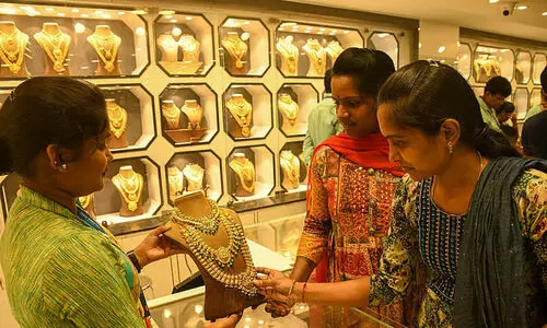 ട്രെൻഡായി പുതിയ ഓഫർ; ലക്ഷത്തിനരികെ എത്തിയിട്ടും സ്വർണം വാങ്ങാൻ തിരക്കേറി