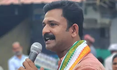 ശിരോവസ്ത്ര നിരോധനം കത്തിക്കുന്നതിൽ മൂന്നുകൂട്ടർ കുറ്റക്കാരെന്ന് ഡോ. ജിന്റോ ജോൺ; ‘ഇന്ന് വസ്ത്രം പോലും സമരായുധം, ഇതേ തലമുണ്ടിനല്ലേ വടക്കോട്ട് ഒന്നിച്ച് പോരാടുന്നത്?