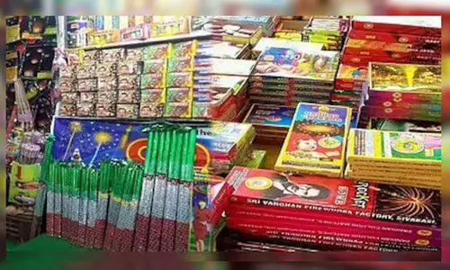 ദീപാവലിക്ക് മുന്നോടിയായി റെയ്ഡ്; മഥുരയിൽ ലക്ഷക്കണക്കിന് രൂപയുടെ അനധികൃത പടക്കങ്ങളും ഗുണ്ടുകളും പിടിച്ചെടുത്തു