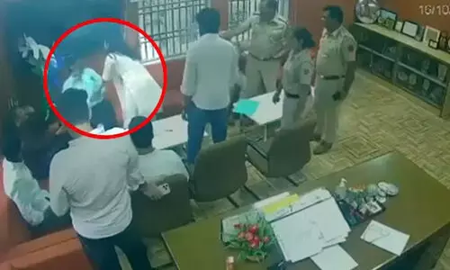 ഡി.​യു പ്രഫസറെ മർദിച്ച് എ.ബി.വി.പി വനിത നേതാവ്