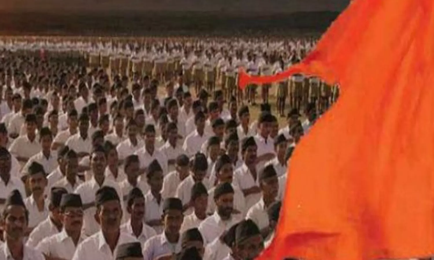 അനുമതി വാങ്ങിയില്ല; ആർ.എസ്.എസിന്റെ കാവി പതാകയും പോസ്റ്ററുകളും നീക്കം ചെയ്തു