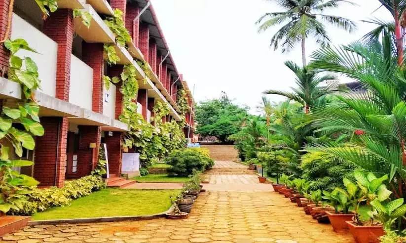 പച്ചപ്പ് പൂക്കും വിദ്യാലയം   അൻസാറിൽ മണ്ണും   മനസ്സും ഒന്നുചേരുന്നു