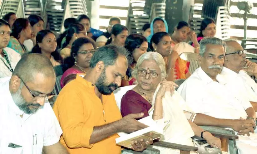 ഒരു പൊതുചടങ്ങിൽ സുഗതകുമാരിക്കൊപ്പം