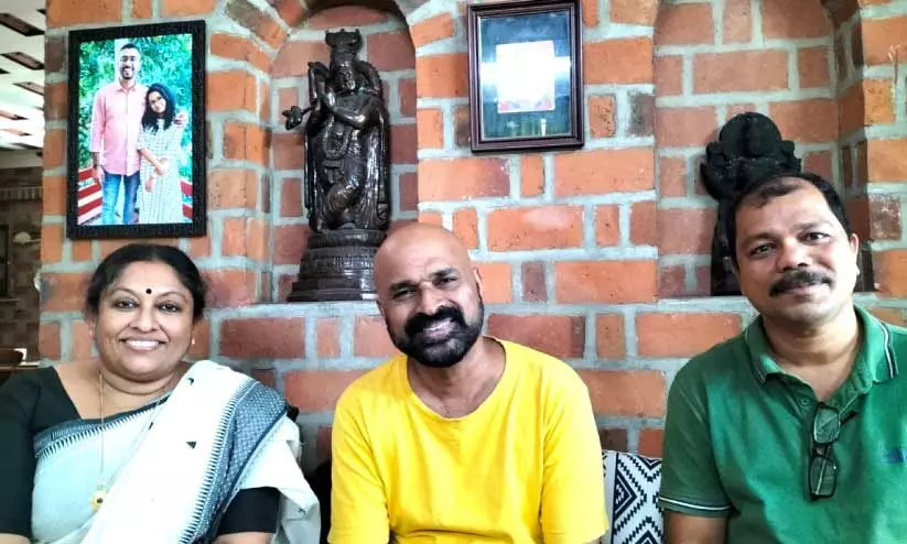 കെ.ആർ. മീരക്കും ഷിനിലാലിനുമൊപ്പം പി.കെ. രാജശേഖരൻ