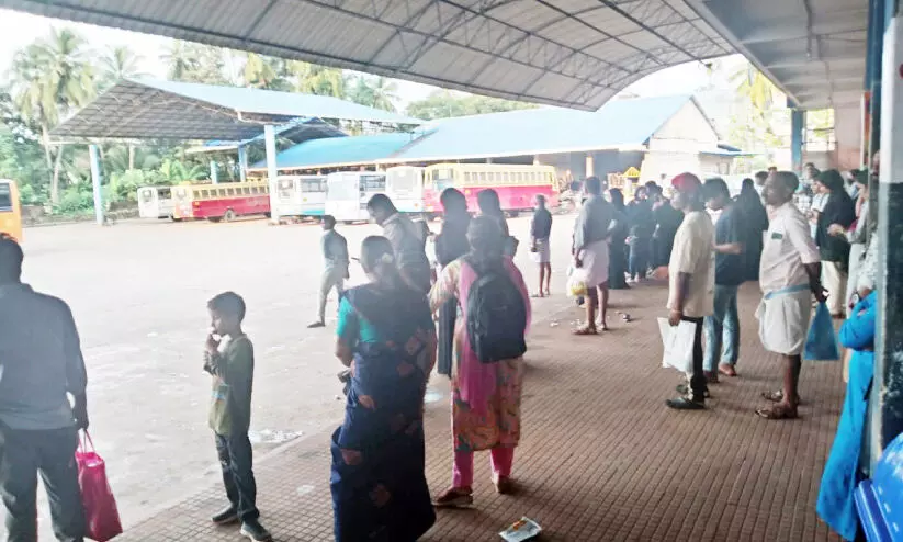 യാ​ത്രാദുരിതം കാണാതെ കെ.​എ​സ്.​ആ​ർ.​ടി.​സി; കാത്തുനിന്ന് ജനം