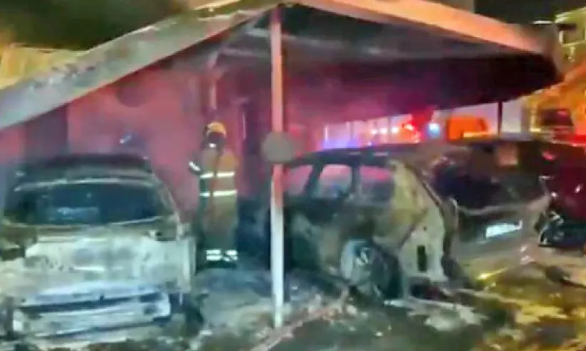 നി​ർ​ത്തി​യി​ട്ട വാ​ഹ​ന​ങ്ങ​ളി​ൽ തീ ​പ​ട​ർ​ന്നു; കാ​റു​ക​ൾ ക​ത്തി​ന​ശി​ച്ചു