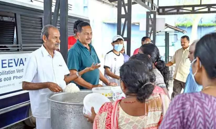 ഒരു ഭക്ഷ്യദിനം കൂടി...വിശപ്പുരഹിത കോട്ടയത്തിന്‍റെ അമരക്കാരൻ തോമസ് ചേട്ടന് വിശ്രമമില്ല
