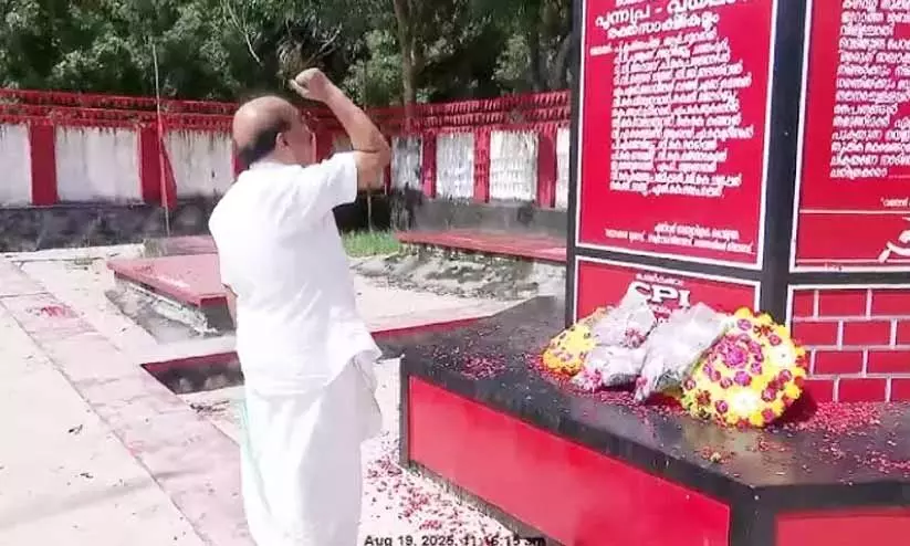 പുന്നപ്ര രക്തസാക്ഷി മണ്ഡപത്തിൽ അഭിവാദ്യമർപ്പിക്കുന്ന ജി. സുധാകരൻ