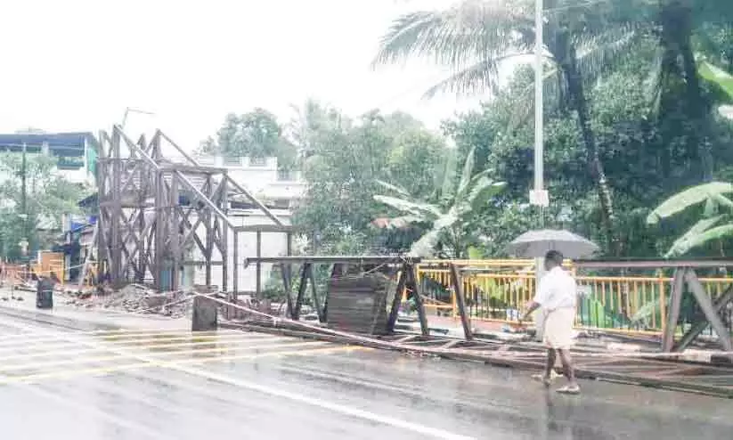 പതിവായി അപകടം കലഞ്ഞൂർ സ്കൂളിന് മുന്നിൽ മേൽപ്പാലം ഉയരുന്നു പതിവായി അപകടം കലഞ്ഞൂർ സ്കൂളിന് മുന്നിൽ മേൽപ്പാലം ഉയരുന്നു
