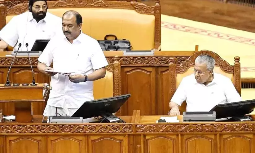 നിയമസഭയിൽ ധനമന്ത്രി കെ.എൻ. ബാലഗോപാൽ സംസ്ഥാന ബജറ്റ് അവതരിപ്പിക്കുന്നു. സമീപം മുഖ്യമന്ത്രി പിണറായി വിജയൻ, മന്ത്രി വി.എൻ. വാസവൻ. ഫോട്ടോ: നിർമൽ ഹരീന്ദ്രൻ (ദി ഹിന്ദു)