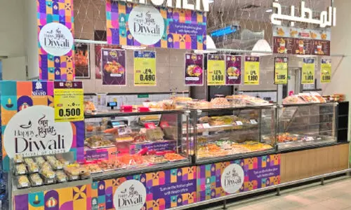 പ​ടി​വാ​തി​ലി​ൽ ദീ​പാ​വ​ലി വ​ര​വേ​ൽ​ക്കാ​നൊ​രു​ങ്ങി​ പ്ര​വാ​സി​ക​ൾ