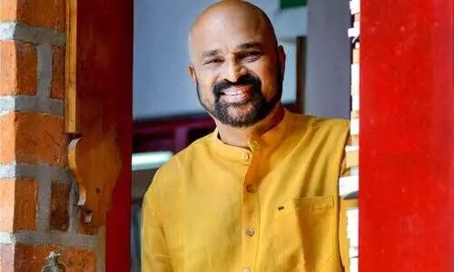 മലയാളത്തിൽ മൗലികതയുള്ള  എഴുത്തുകാർ അധികം പേരില്ല മലയാളത്തിൽ മൗലികതയുള്ള  എഴുത്തുകാർ അധികം പേരില്ല