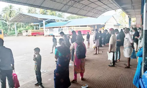 യാ​ത്രാദുരിതം കാണാതെ കെ.​എ​സ്.​ആ​ർ.​ടി.​സി; കാത്തുനിന്ന് ജനം