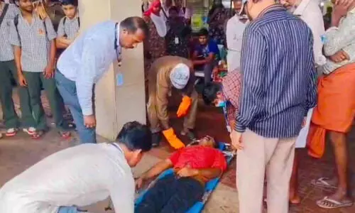 ബസ് സ്റ്റാന്റഡിൽ കുഴഞ്ഞുവീണ യുവാവിന് ഹെൽത്ത് ഇൻസ്പെക്ടർ രക്ഷകനായി