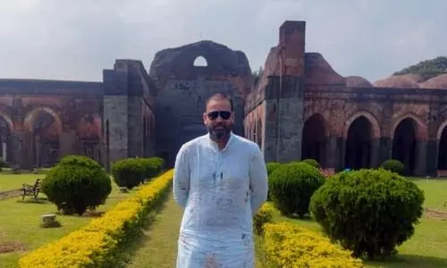 14-ാം നൂറ്റാണ്ടിലെ അദീന മസ്ജിദിനു മുന്നിൽ നിന്നുള്ള ചിത്രം പങ്കുവെച്ച് യൂസഫ് പത്താൻ; മസ്ജിദല്ല ക്ഷേത്രമാണെന്ന് ബി.ജെ.പി, ഇത്തവണ അവകാശവാദം ബംഗാളിൽ