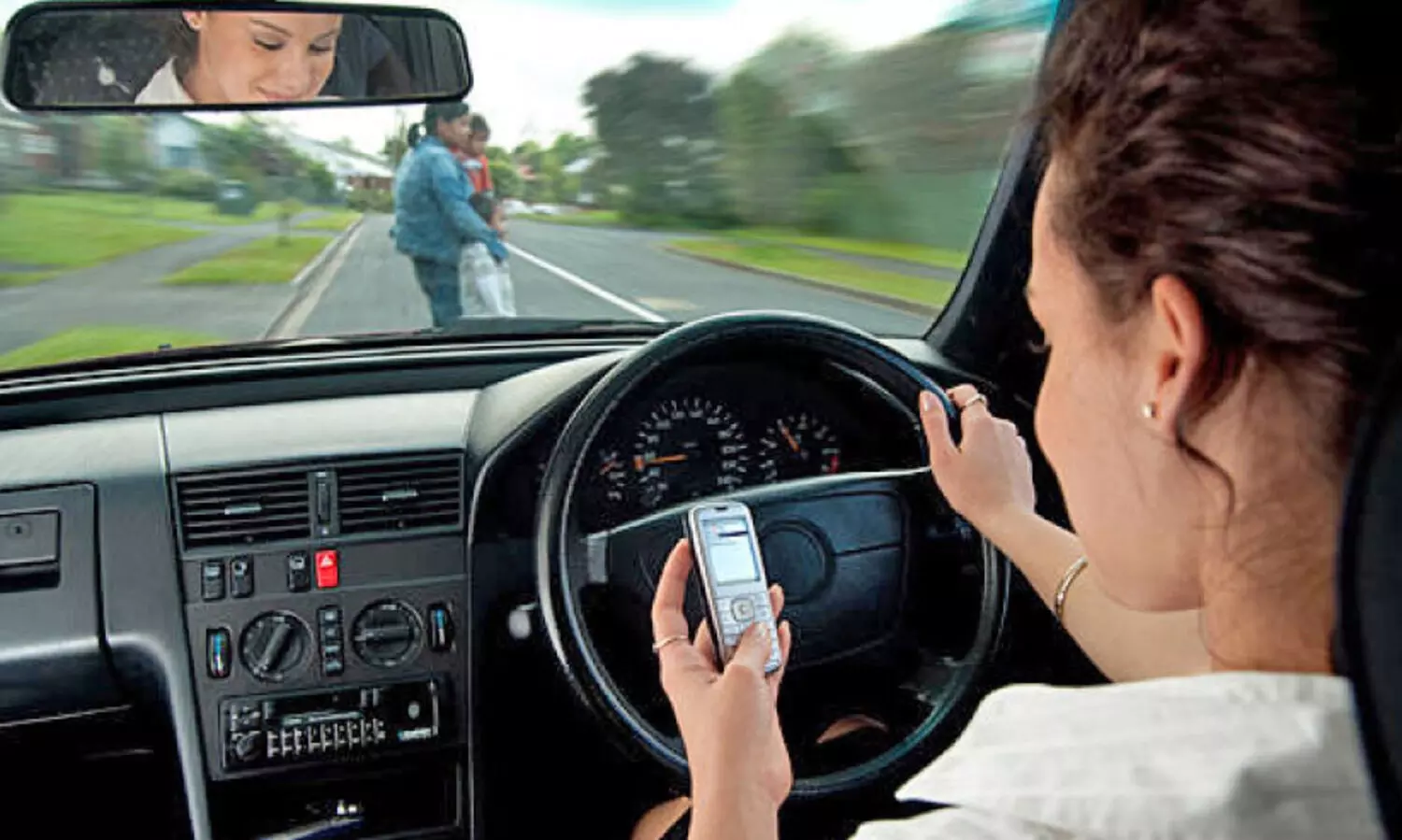 മൊ​ബൈ​ൽ ഫോ​ൺ ഉ​പ​യോ​ഗി​ച്ച് ഡ്രൈ​വി​ങ്ങി​നി​ടെ അ​പ​ക​ടം; ശു​ചീ​ക​ര​ണ തൊ​ഴി​ലാ​ളി മ​രി​ച്ച സം​ഭ​വ​ത്തി​ൽ യു​വ​തി​ക്ക് ആ​റു​മാ​സം ത​ട​വ്