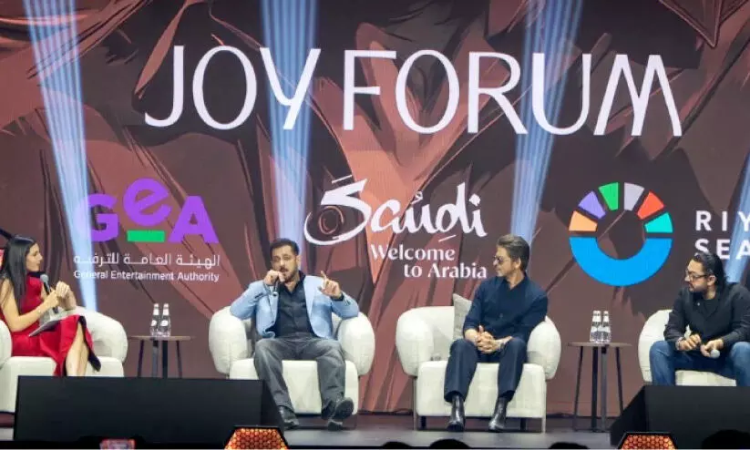 ഒ​രേ വേ​ദി​യി​ൽ ഒ​രു​മി​ച്ചെ​ത്തി പ്രേ​ക്ഷ​ക​രെ ത്ര​സി​പ്പി​ച്ച് ബോ​ളി​വു​ഡി​ലെ ഖാ​ൻ ത്ര​യം