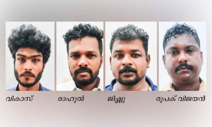 യുവാവിനെ തട്ടിക്കൊണ്ടുപോയ നാലുപേർ പിടിയിൽ യുവാവിനെ തട്ടിക്കൊണ്ടുപോയ നാലുപേർ പിടിയിൽ