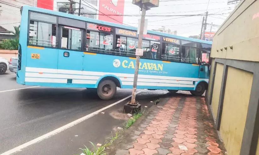 വൺവേ ​​​തെറ്റിച്ച കെ.എസ്.ആർ.ടി.സി ബസിൽ സ്വകാര്യബസ് ഇടിച്ചു
