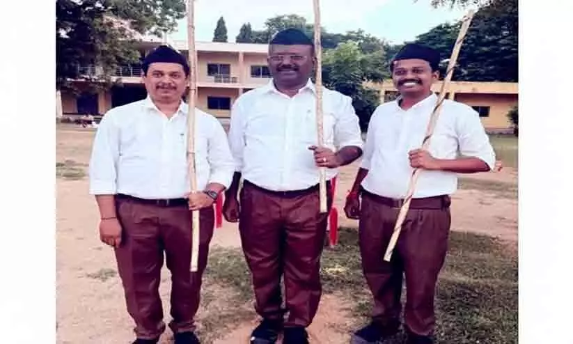 ആർ.എസ്.എസ് ഗണവേഷത്തിൽ കുറുവടിയുമായി ഉദ്യോഗസ്ഥൻ; ചിത്രം വൈറലായതിന് പിന്നാലെ പുറത്താക്കി കർണാടക സർക്കാർ ആർ.എസ്.എസ് ഗണവേഷത്തിൽ കുറുവടിയുമായി ഉദ്യോഗസ്ഥൻ; ചിത്രം വൈറലായതിന് പിന്നാലെ പുറത്താക്കി കർണാടക സർക്കാർ