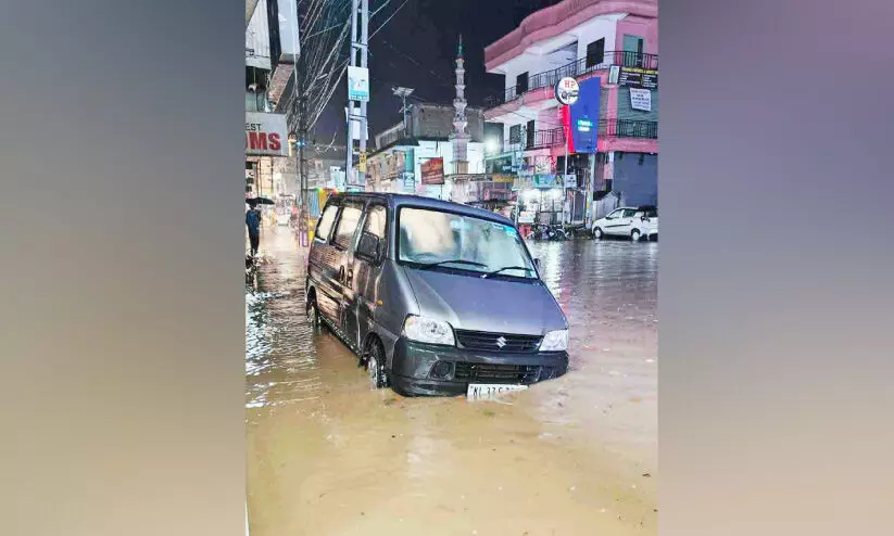 മഴയിൽ കുമളി മുങ്ങി; കടകളിലും വീടുകളിലും വെള്ളം കയറി