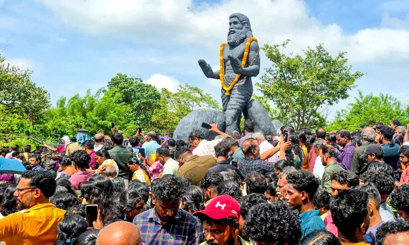 രായിരനെല്ലൂരിൽ ഭക്തപ്പെരുമഴ; നാറാണത്ത് ഭ്രാന്തൻ സ്മൃതിയിൽ മലകയറിയത് ആയിരങ്ങൾ രായിരനെല്ലൂരിൽ ഭക്തപ്പെരുമഴ; നാറാണത്ത് ഭ്രാന്തൻ സ്മൃതിയിൽ മലകയറിയത് ആയിരങ്ങൾ
