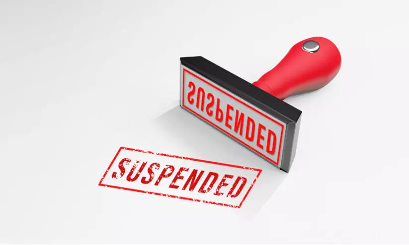 മാനദണ്ഡം പാലിച്ചില്ല: നാല് ഹോട്ടലുകളുടെ ലൈസൻസ് സസ്പെൻഡ് ചെയ്തു മാനദണ്ഡം പാലിച്ചില്ല: നാല് ഹോട്ടലുകളുടെ ലൈസൻസ് സസ്പെൻഡ് ചെയ്തു