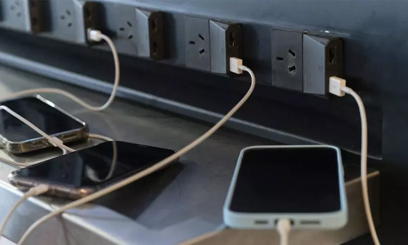 സൂക്ഷിച്ചാൽ ദു:ഖിക്കേണ്ട; പൊതു മൊബൈൽ ചാര്ജിങ് പോയിന്റുകൾ ഉപയോഗിക്കുന്നവർക്ക് മുന്നറിയിപ്പുമായി കേരള പൊലീസ് സൂക്ഷിച്ചാൽ ദു:ഖിക്കേണ്ട; പൊതു മൊബൈൽ ചാര്ജിങ് പോയിന്റുകൾ ഉപയോഗിക്കുന്നവർക്ക് മുന്നറിയിപ്പുമായി കേരള പൊലീസ്